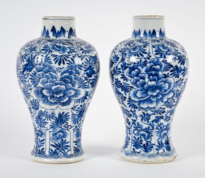 Paire de vases de forme balustre en porcelaine...