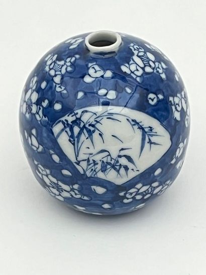 Vase soliflore de forme boule à décor blanc-bleu...