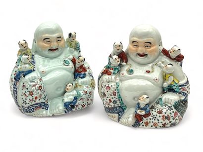 Deux groupes en porcelaine et émaux de la...