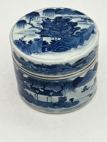 Boîte circulaire couverte en porcelaine bleu...