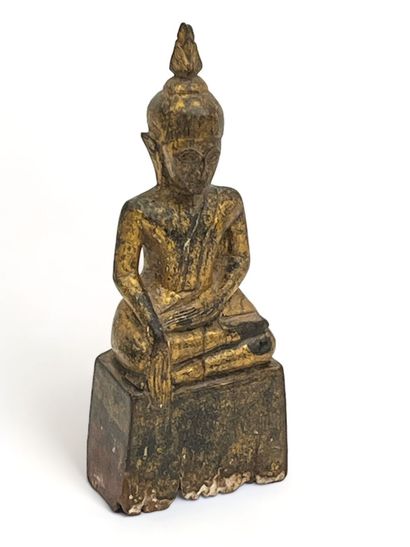 Bouddha en bois doré, prenant la terre à...