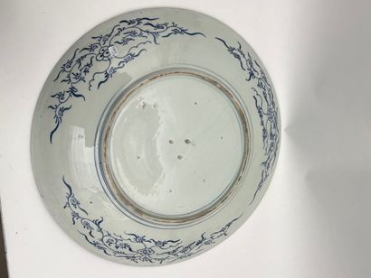 Important plat en porcelaine polychrome Imari,...