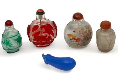 Ensemble de cinq flacons tabatières en verre...