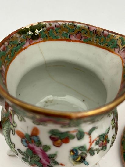Service à thé en porcelaine poychrome comprenant...