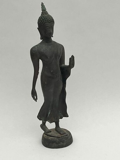 Bouddha debout en bronze.
Thaïlande, XXe
H...