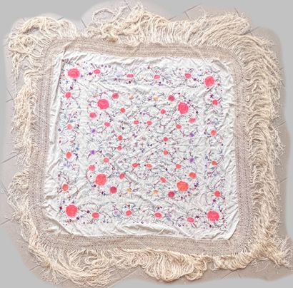 Broderie sur soie blanche à décor floral...