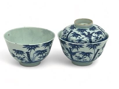 Paire de coupes couvertes en porcelaine blanc...