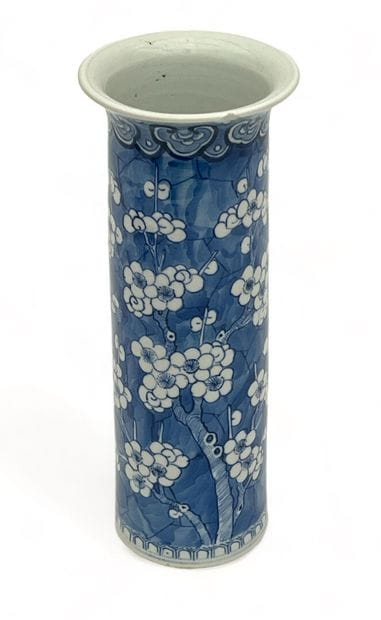 Vase cornet en porcelaine à décor de prunus...