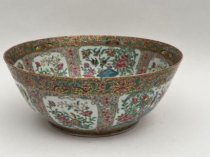 Grande coupe en porcelaine et émaux polychrome...
