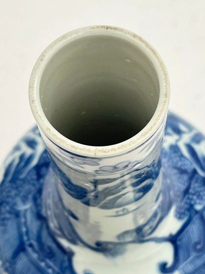 Vase bouteille en porcelaine bleu blanc à...