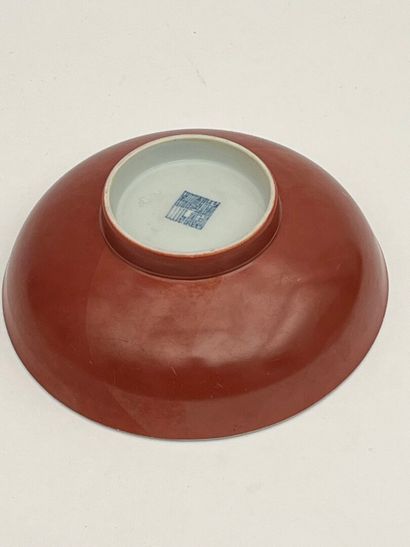 Coupe porcelaine sang de bœuf.
Chine, marque...