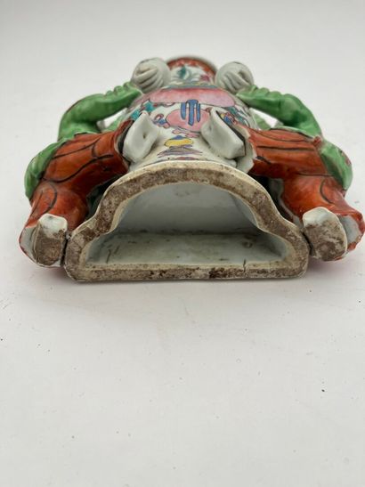 Vase d'applique en porcelaine et émaux de...
