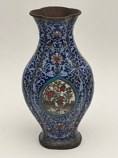 Vase polylobé en métal cloisonné, décor stylisé...