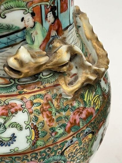 Paire de vases couverts en porcelaine polychrome...