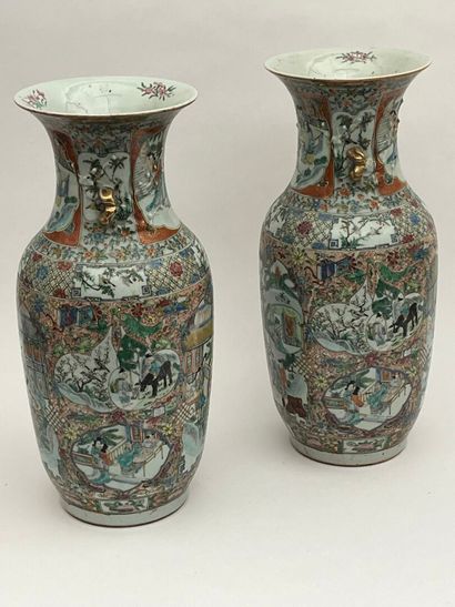 Paire de vases en porcelaine polychrome et...