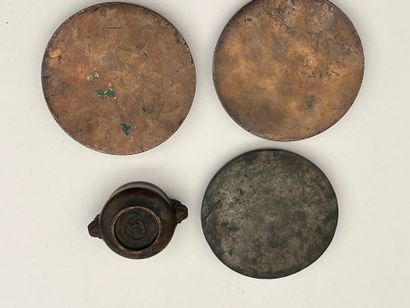 Ensemble comprenant quatre objets en bronze,...