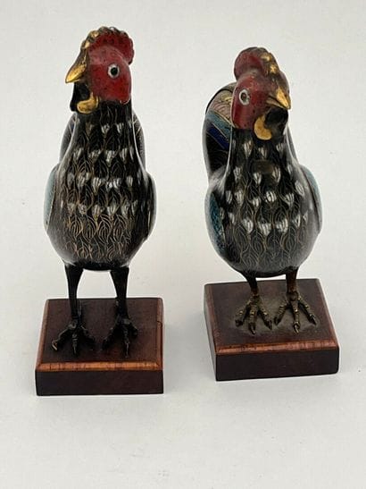 Paire de coqs en bronze et émaux cloisonnés...