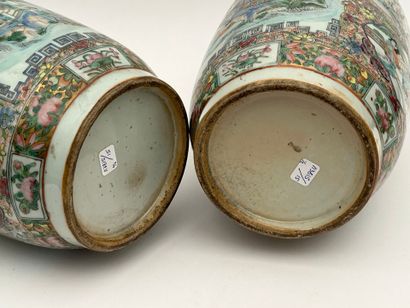 Paire de vases en porcelaine polychrome et...