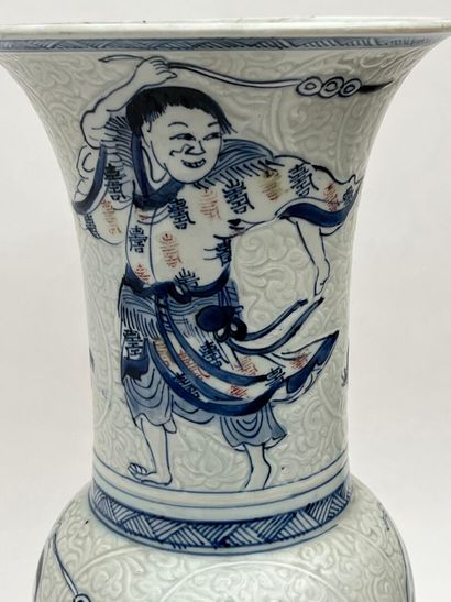 Vase cornet en porcelaine à décor de Liu...