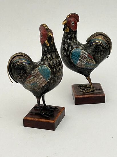 Paire de coqs en bronze et émaux cloisonnés...