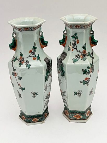 Paire de vases à panses hexagonales en porcelaine...