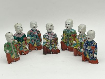Ensemble de sept sujets en porcelaine polychrome...