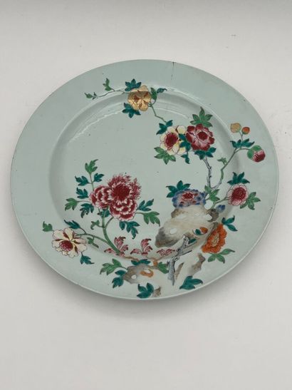 Plat en porcelaine et émaux polychromes à...