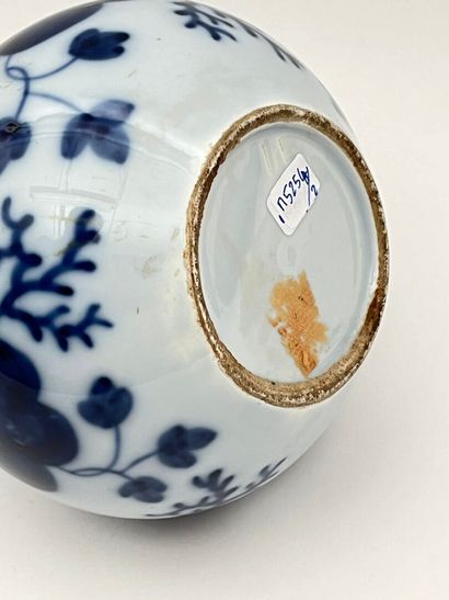 Vase en porcelaine blanc-bleu.
Dans le gout...