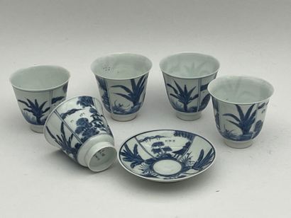 Suite de cinq gobelets tulipe et une sous-tasse...