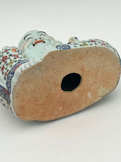 Groupe en porcelaine et émaux de la famille...