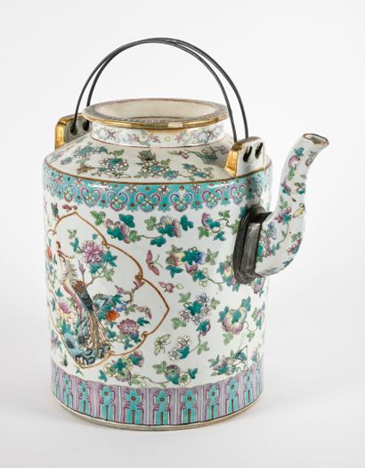 Exceptionnelle verseuse couverte en porcelaine...