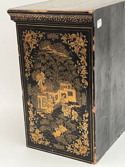 Cabinet en laque de Canton en carton bouilli...
