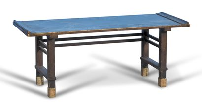 Table basse en bois, le plateau en laque...