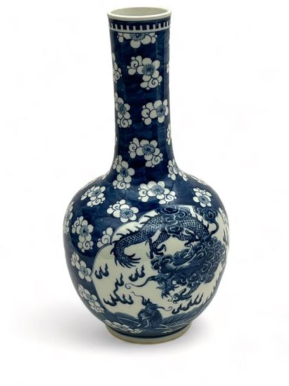 Vase bouteille en porcelaine bleu blanc,...