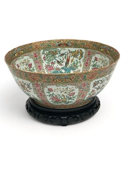 Grande coupe en porcelaine et émaux polychrome...