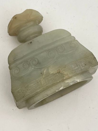 Vase hu couvert en jade céladon sculpté de...
