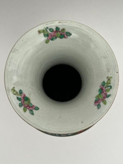 Vase balustre en porcelaine de Canton à décor...
