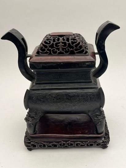 Fang ding en bronze reposant sur quatre pieds...