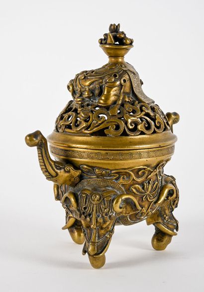 Brule-parfum tripode en bronze finement ciselé...