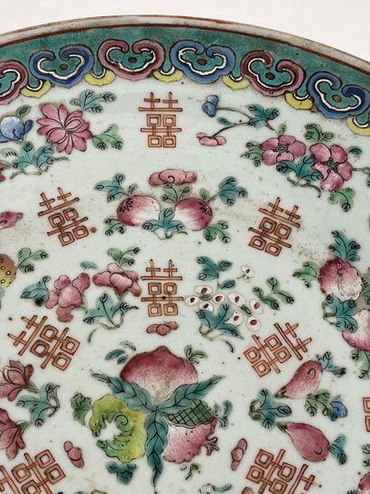 Plat en porcelaine et émaux polychromes à...