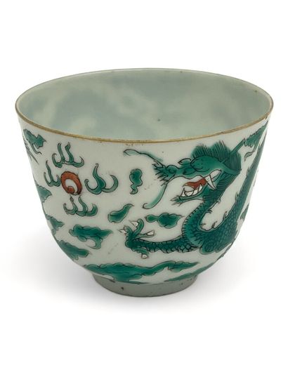 Petite coupe en porcelaine à décor de dragon...
