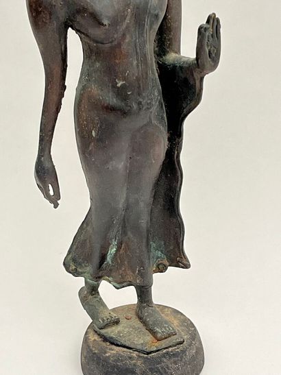 Bouddha debout en bronze.
Thaïlande, XXe
H...