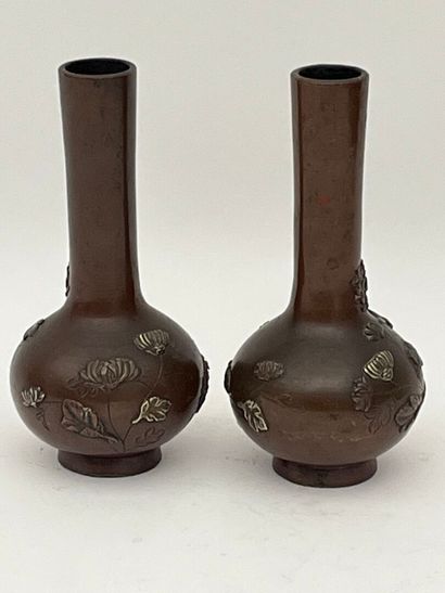 Paire de vases soliflore en bronze à décor...