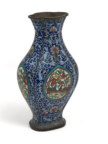 Vase polylobé en métal cloisonné, décor stylisé...
