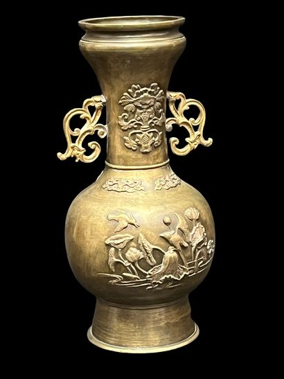 Vase en bronze dépatiné à décor en relief...