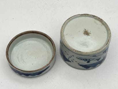 Boîte circulaire couverte en porcelaine bleu...