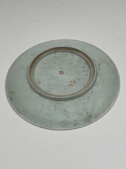 Plat rond en porcelaine polychrome à décor...