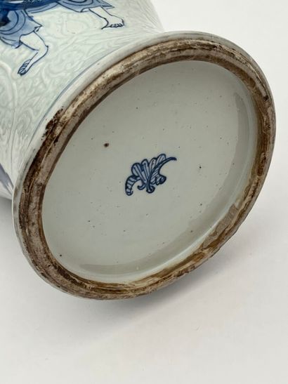 Vase cornet en porcelaine à décor de Liu...