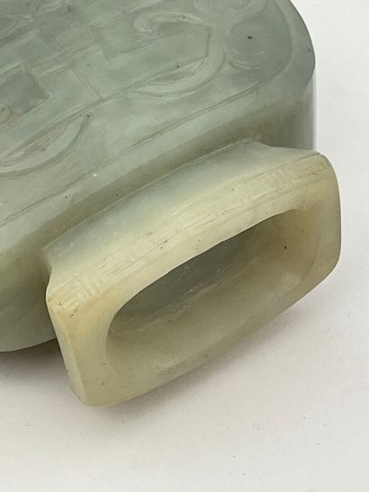 Vase hu couvert en jade céladon sculpté de...