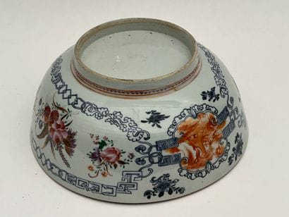 Coupe sur talon en porcelaine polychrome...